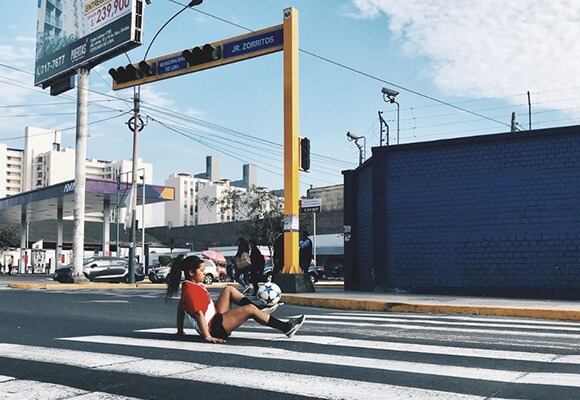 Haciendo sus acrobacias en un semáforo del jirón Zorritos, en el Centro de Lima.