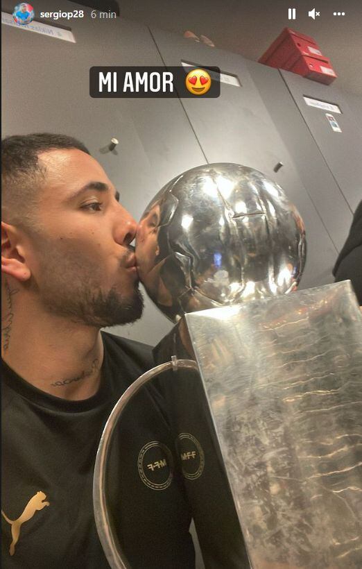 Sergio Peña carga el trofeo de campeón. (Foto: Instagram de Sergio Peña)