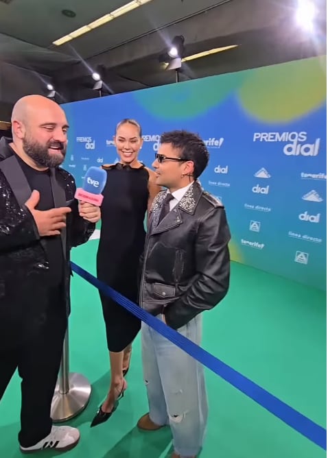 Karen Schwarz al lado de su esposo Ezio Oliva antes de que él gane el Premio Dial en España.