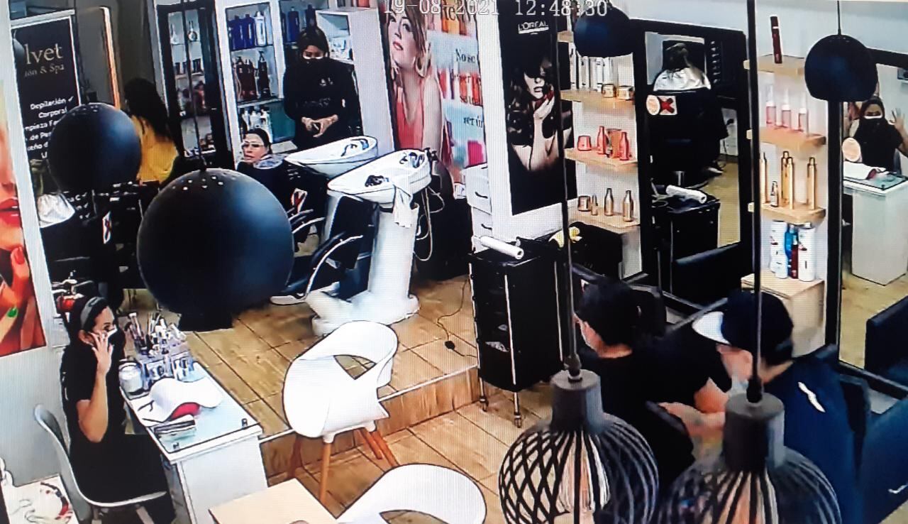 Jeanpierre Manuel Ponte Azañedo (19), ‘Loco Jeanpierre’, fue detenido por asaltar a clientes de una conocida peluquería y en la fuga también despojar de sus pertenencias, incluido una radio portátil a un sereno de Surquillo. (foto: TROME)