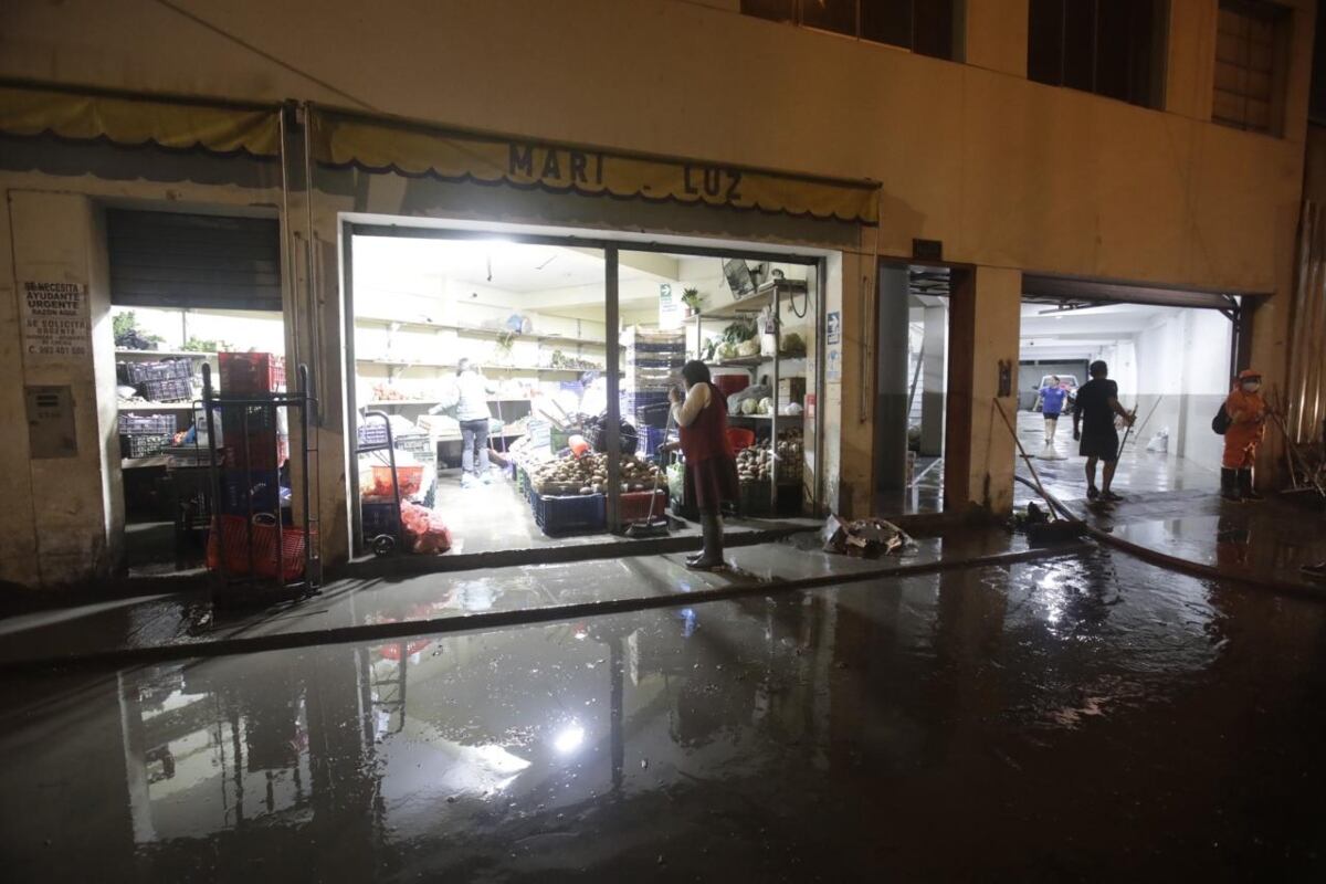 Comerciantes retiraron productos de sus establecimientos luego del ingreso de agua registrado tras las intensas lluvias en Chorrillos. (Foto: César.grados/@photo.gec)