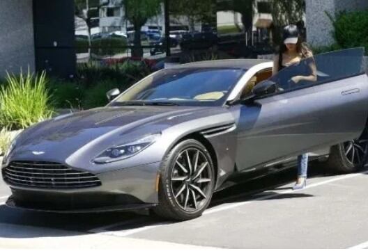 La mayor de las hermanas Kardashian posee este precioso ejemplar Aston Martin (Foto: Kourtney Kardashian / Instagram)