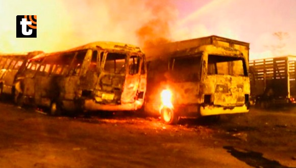 San Juan de Miraflores: Incendio consumió vehículos en cochera de mercado