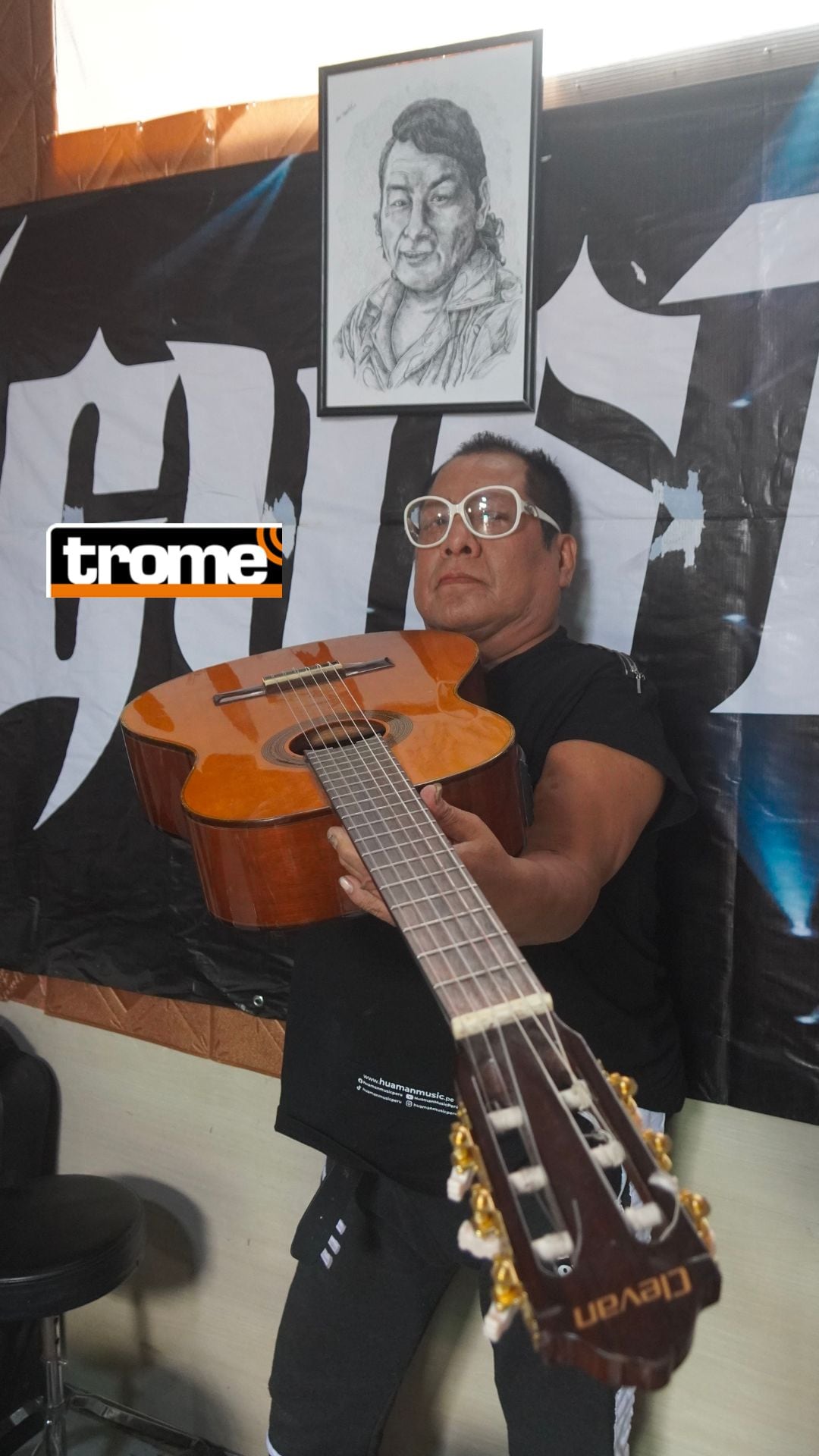 Hernán Condori 'Cachuca' y su 'hermana' por siempre, la guitarra.