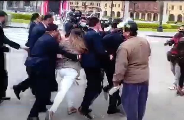 Momento de la agresión a la periodista Tiffany Tipiani. (Captura de video)