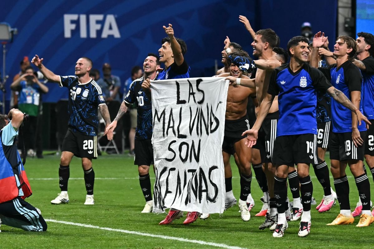 Algunos de los jugadores del plantel argentino celebraron con la banderola con alusión a Las Malvinas. (Foto: AFP)