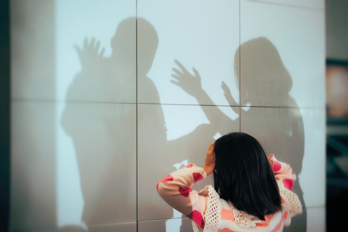 La violencia en el hogar afecta la salud mental infantil y puede generar ansiedad y repetir patrones de violencia en la adultez, advierte experta. Foto: Istock.