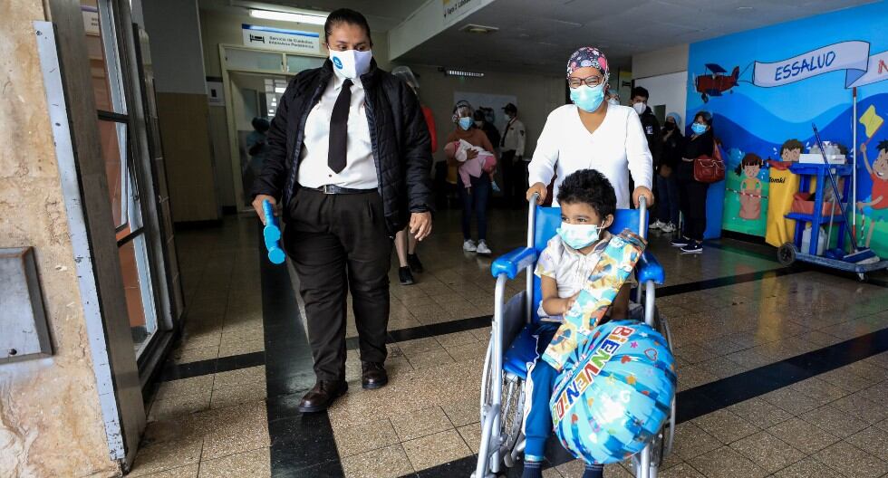 Padre dona parte de su hígado y salva a su niño con exitoso trasplante realizado en el Hospital Rebagliati. (EsSalud)