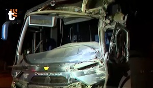 Ventanilla: Bus fuera de control se choca contra casa y destroza la fachada