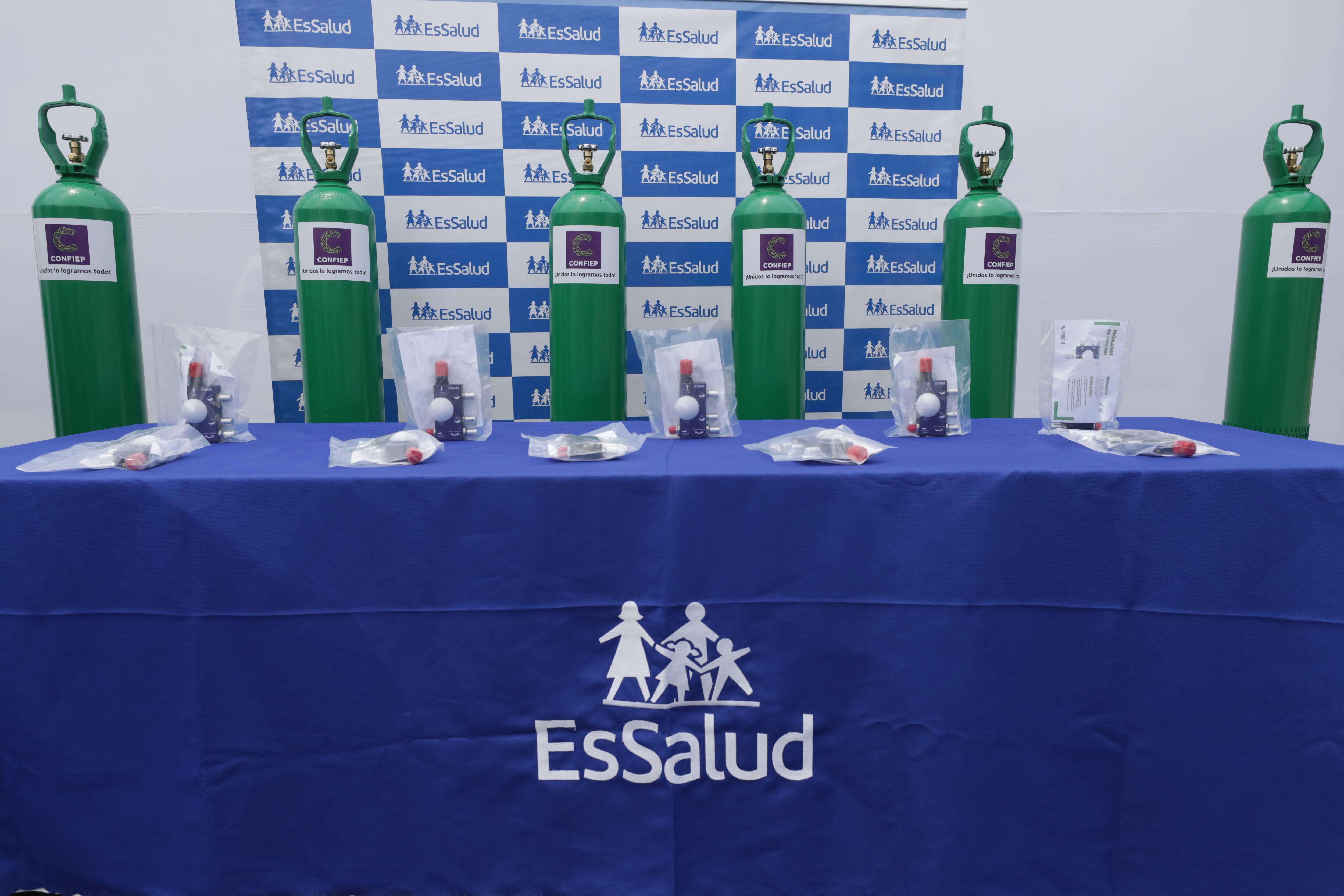 Fueron mil balones de oxígeno que se donaron a EsSalud para que sirvan de ayuda a los pacientes que los necesitan.