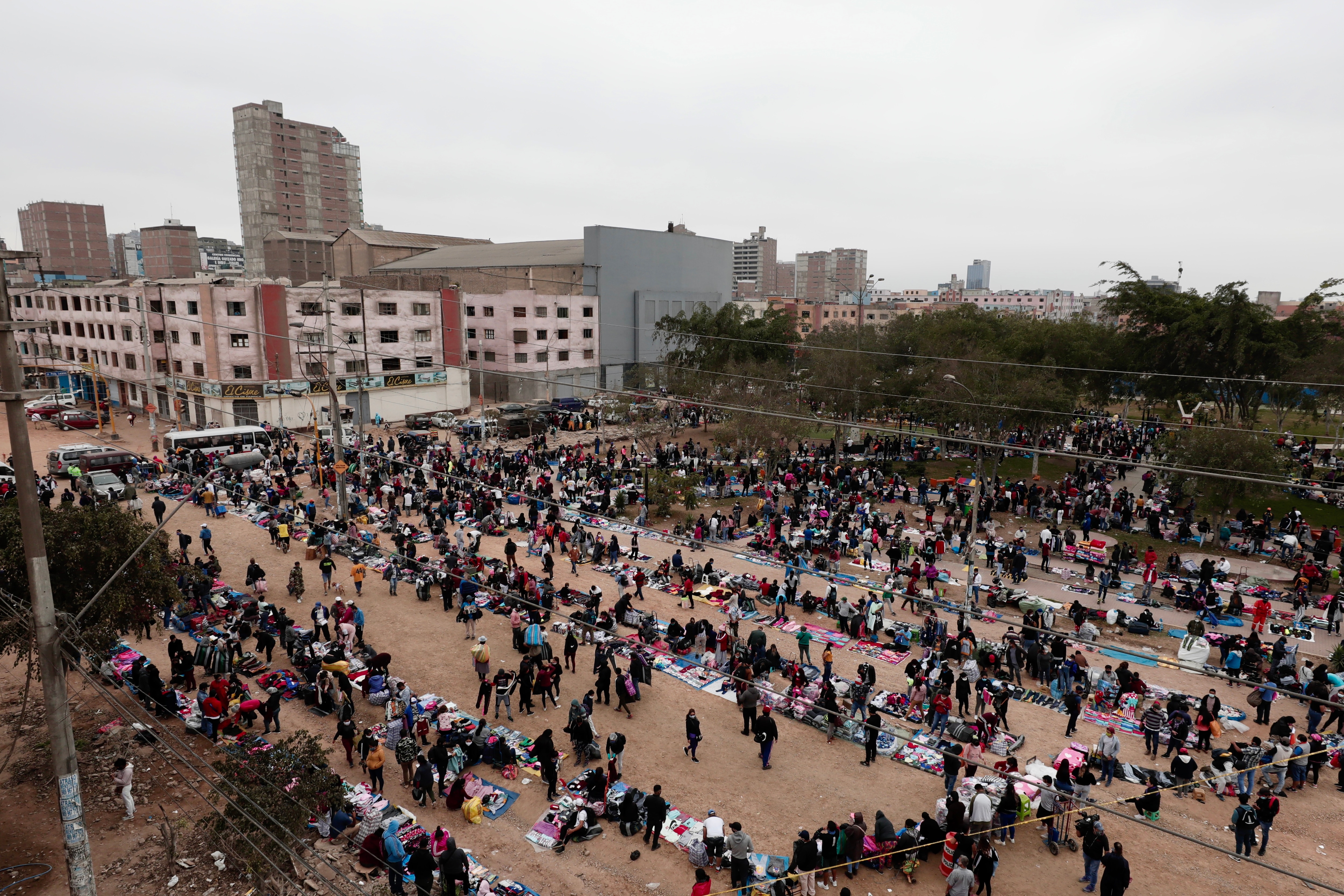 Uno de los puntos donde se reporta mayor índice de contagios de coronavirus es el parque El Porvenir en La Victoria por la presencia de ambulantes. (Foto: Ángela Ponce)