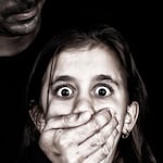 Cuide a sus hijas de abusadores