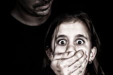 Cuide a sus hijas de abusadores