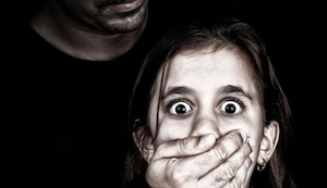 Cuide a sus hijas de abusadores