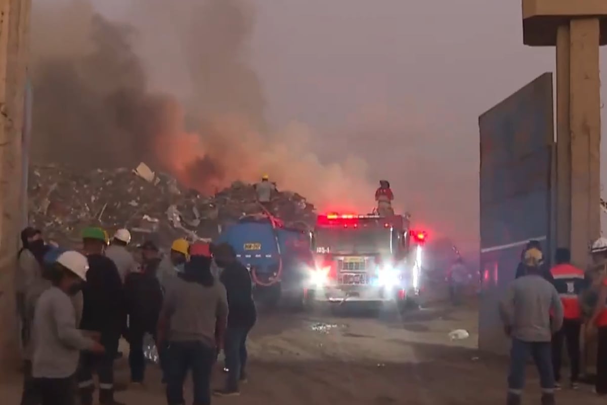 Gran incendio consume almacén de reciclaje en Villa El Salvador. (Foto: Captura / Canal N)