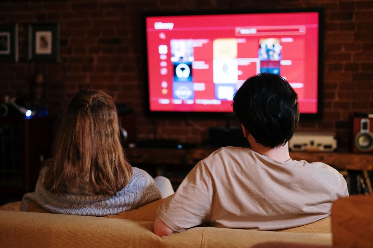 Ver la misma serie puede generar tranquilidad, reducir la ansiedad y despertar recuerdos positivos vinculados a etapas importantes de la vida. (Foto: cottonbro studio / Pexels)