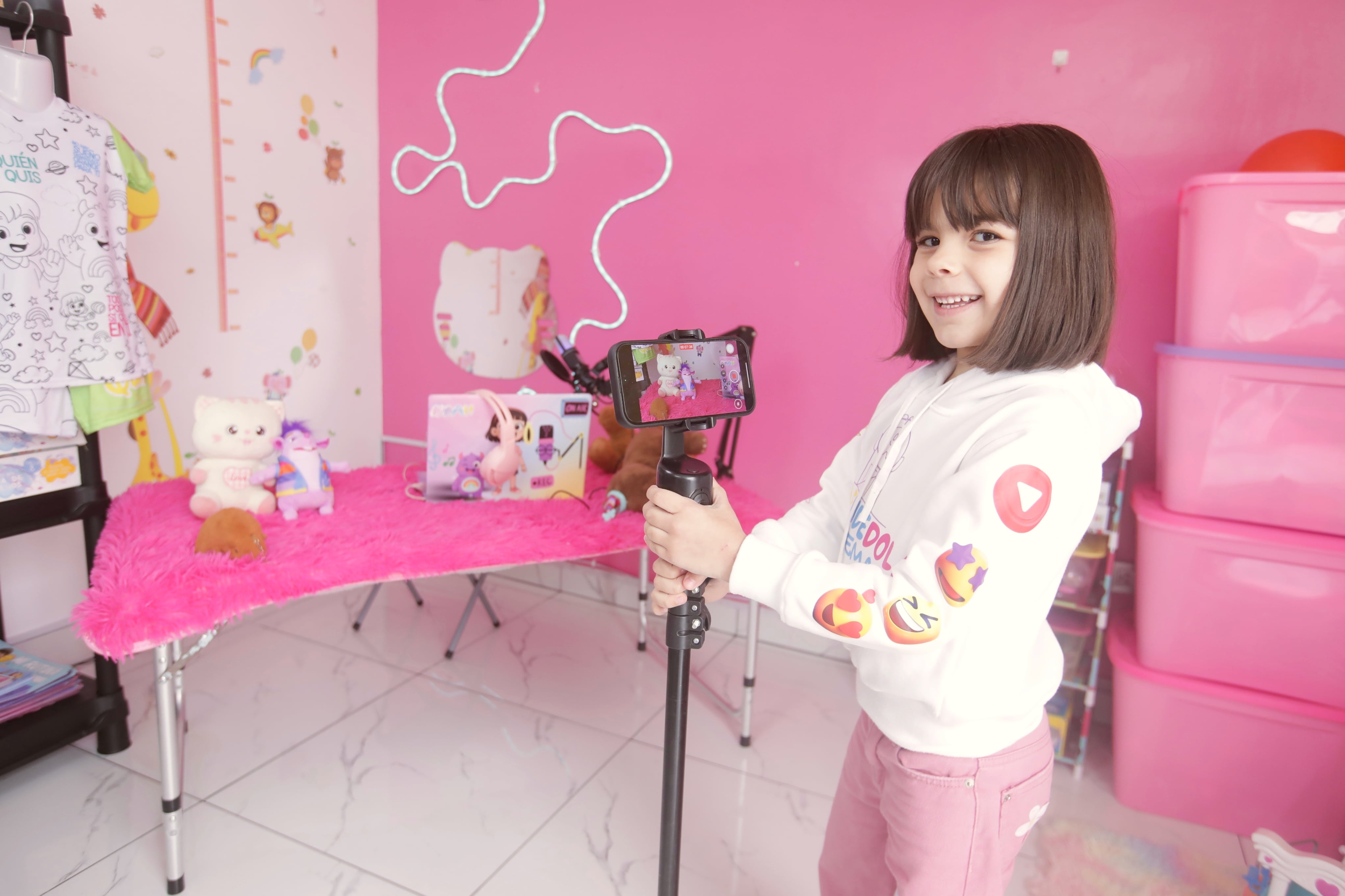 El set de su podcast está en la sala de su casa y fue armado con el apoyo de sus padres. Foto: Violeta Ayasta / Trome.