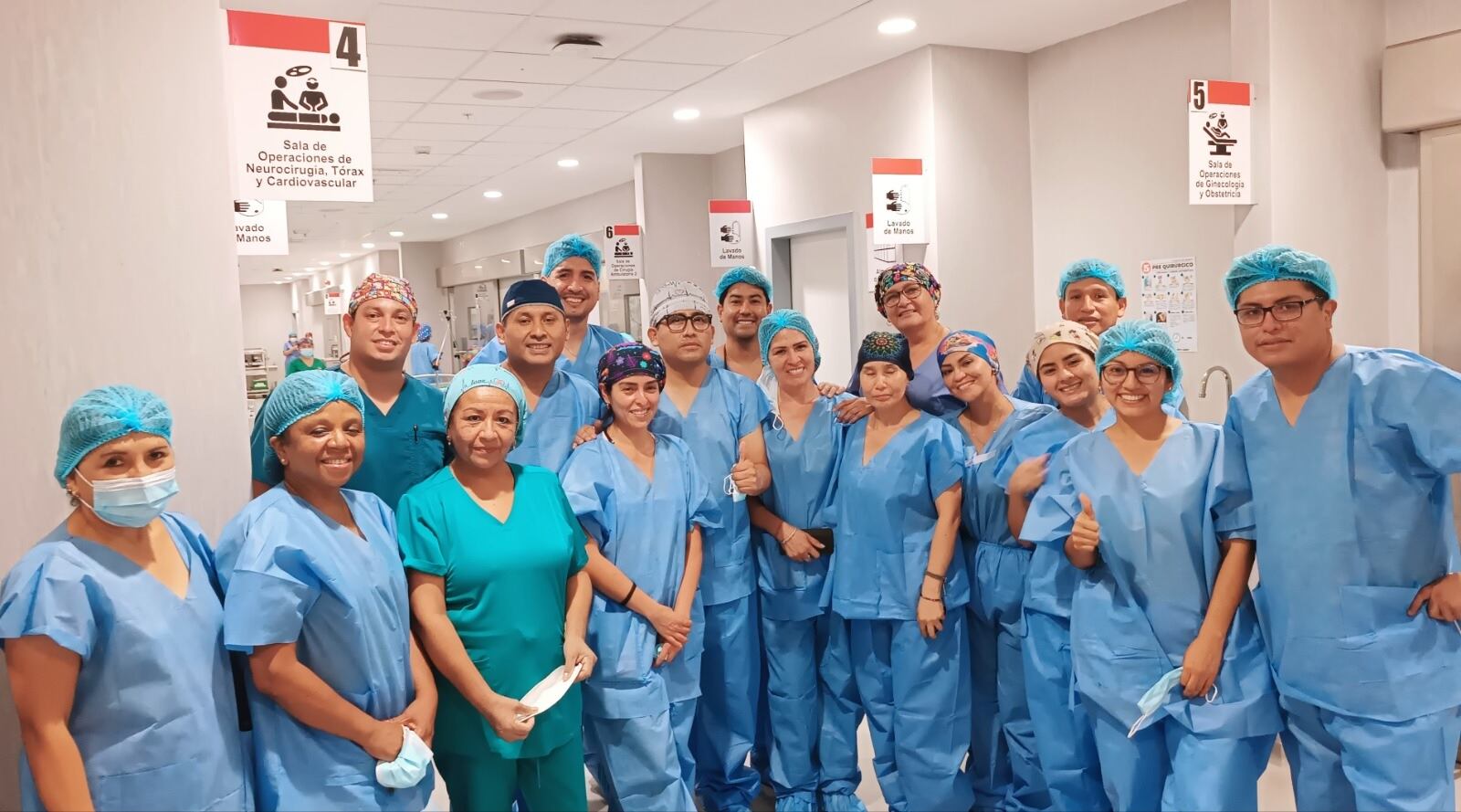 Cirujanos cardiovasculares y equipo multidisciplinario que participó en la operación al corazón del comandante (r) PNP Bruno Gutiérrez Gavancho.