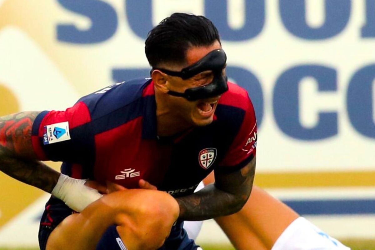 Gianluca Lapadula en el preciso momento en el que se leionó (Foto: @cagliaricalcio)