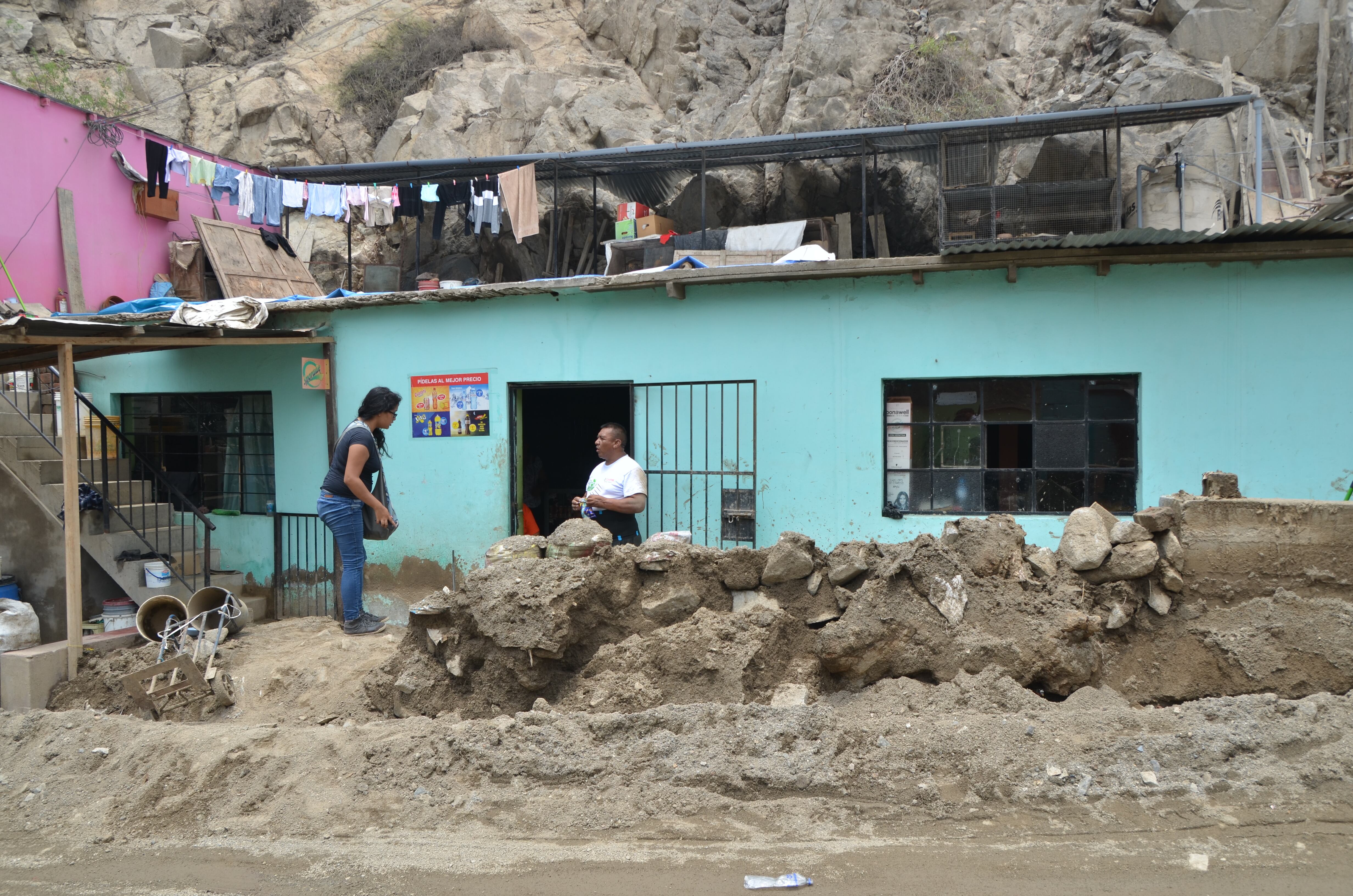 Familias que levantaron su casas cerca a la ribera del río Rímac viven en constante peligro en Chosica. (Foto: Archivo El Comercio)