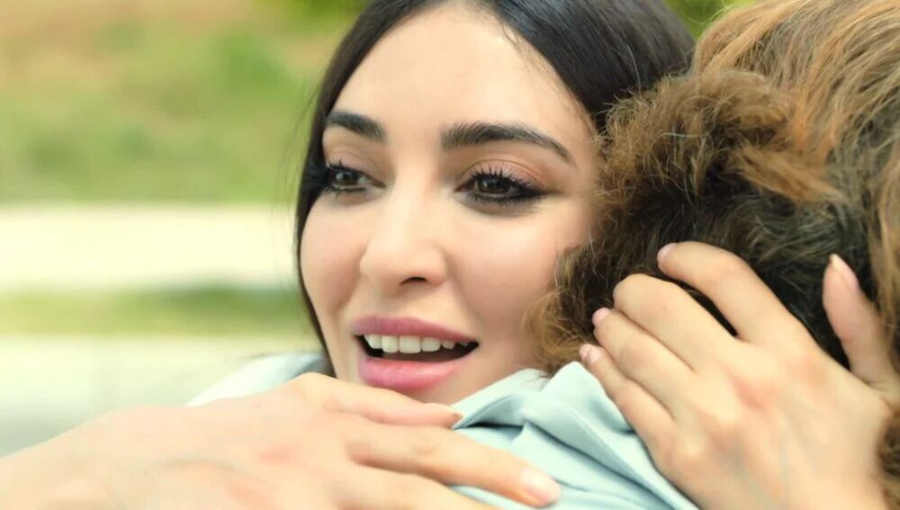 Müjgan, sonriente, en una de las escenas de "Tierra amarga" (Foto: Tims & B Productions)