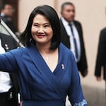 Llega con elegante vestido azul: ¿en qué está inspirado el traje?