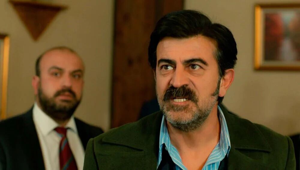 Abdülkadir y Fikret se pelean frente a toda Çukurova en la telenovela "Tierra amarga" (Foto: Tims & B Productions)