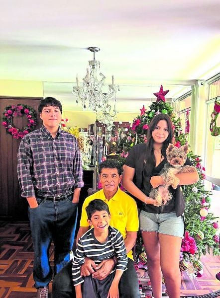 ORÉ...MOS AL NIÑO DIOS. El popular 'Jota Jota' recibió la Navidad junto a la familia, donde su nieto fue el más engreído.