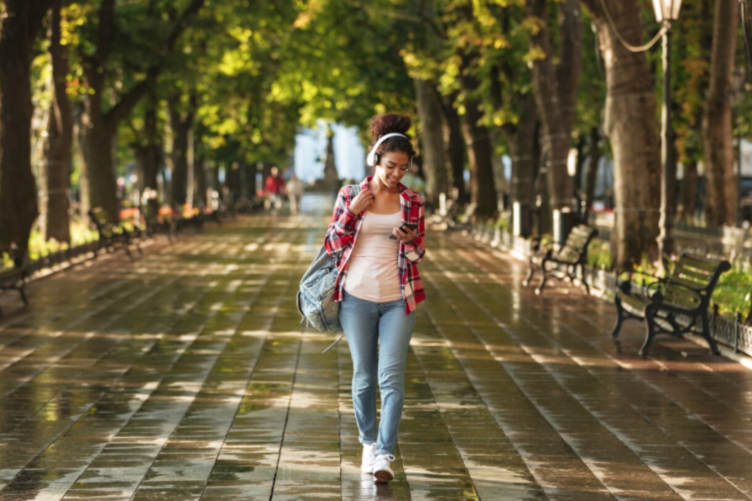 Caminar todos los días mejora la salud del corazón, ayuda a controlar el peso y reduce el estrés de forma sencilla y gratuita. Foto: Magnific
