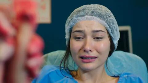 Hicran sufre la pérdida de su hija en el primer episodio de Divinity (Foto: Inter Medya / Telemundo)