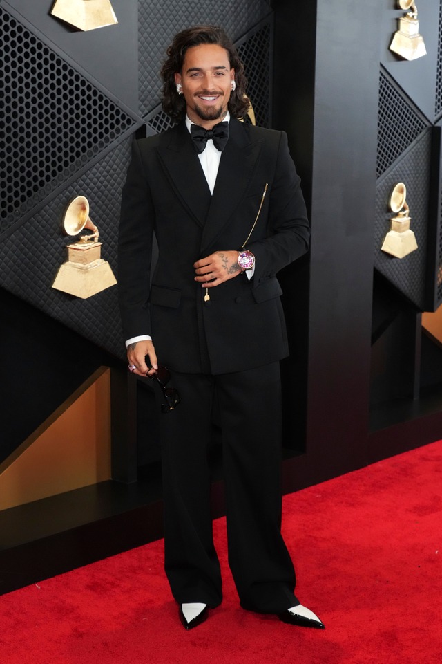 Maluma en la alfombra roja de la edición 66 Premios Grammy en Los Angeles. (Photo by Jordan Strauss/Invision/AP)
