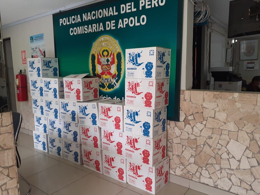 Policías de Inteligencia de la comisaría de Apolo intervinieron a Ingrid Bravo Abanto (35), e incautaron en su vivienda, en La Victoria, 24 cajas grandes de galletas Nutri H (para combatir la anemia), cuyo creador, Julio Garay, denunció que fue estafado por una banda de sujetos. (foto: Mónica Rochabrum)
