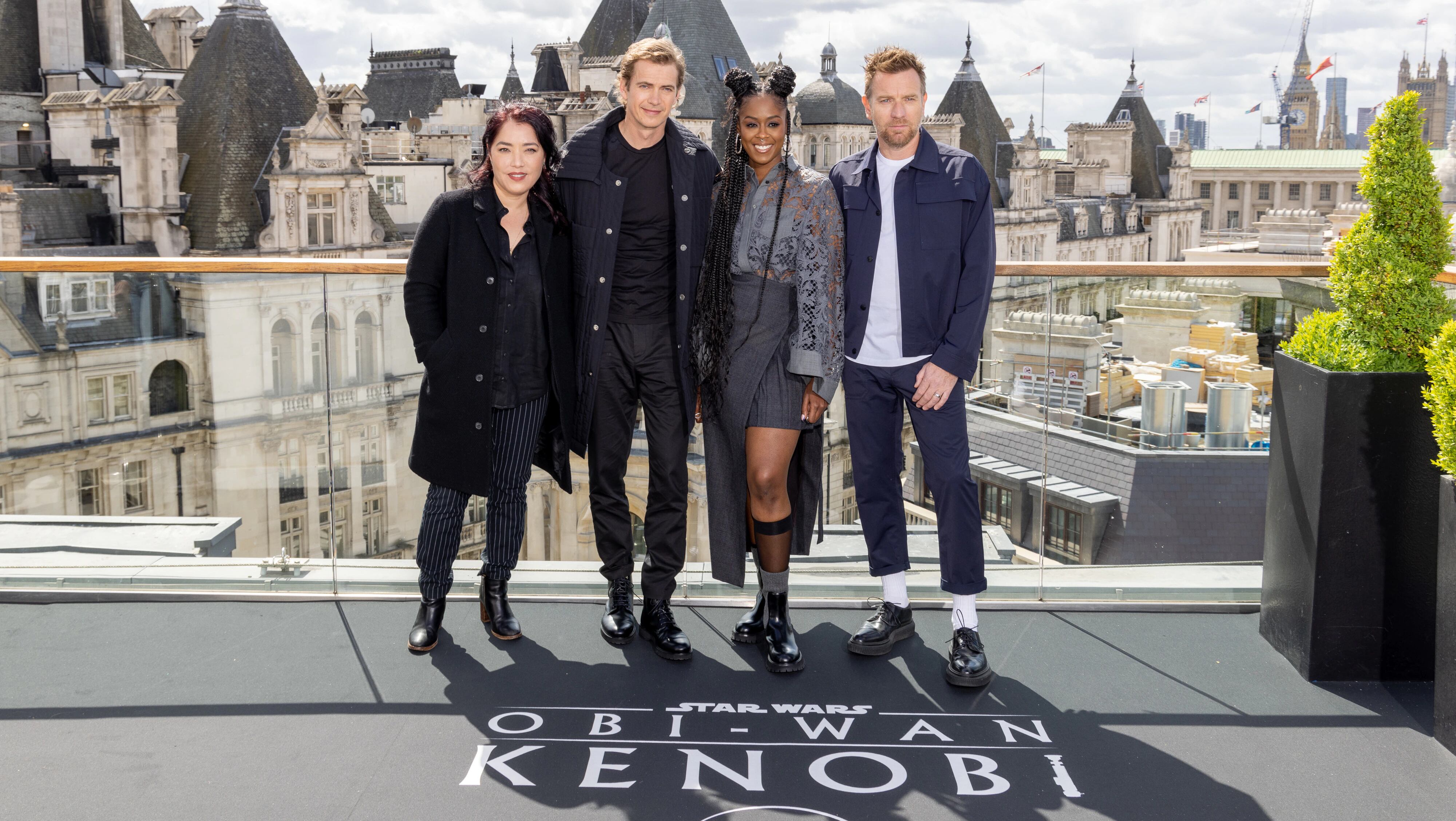 De izquierda a derecha, la directora Deborah Chow y los actores Hayden Christensen (Darth Vader), Moses Ingram (Reva Sevander) y Ewan McGregor (Obi Wan) en el evento de prensa de "Star Wars: Obi Wan Kenobi" en Londres, Reino Unido. (Foto: Lucasfilm).