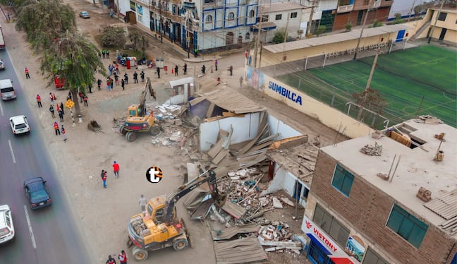 Demuelen casas para ampliar vía Panamericana Norte en Puente Piedra