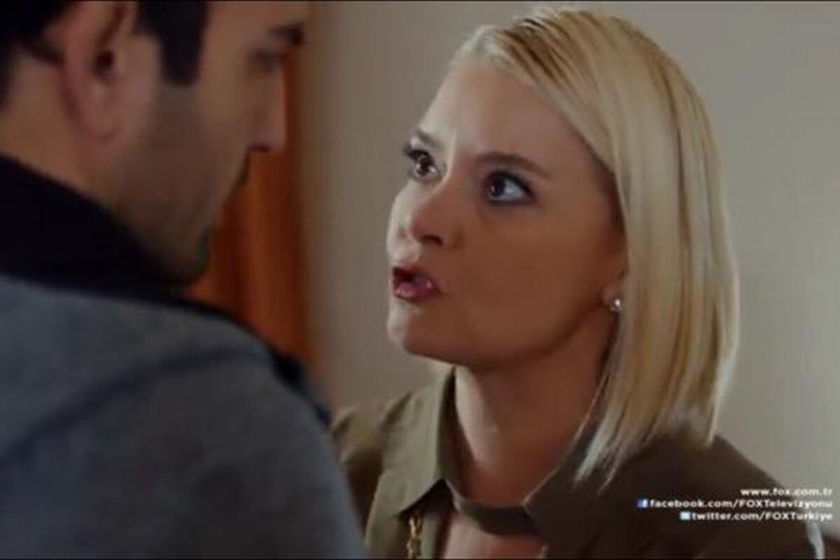 Lale Başar interpreta a Mukaddes Şekercizade en "Amor a segunda vista". En la imagen, está muy molesta con Fatih (Foto: Süreç Film)