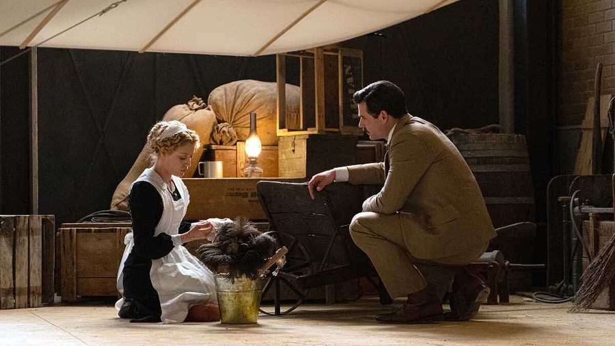 Jana no entiende por qué Manuel ha pasado de ser muy cortés con ella a ser una persona distante y fría (Foto: RTVE)