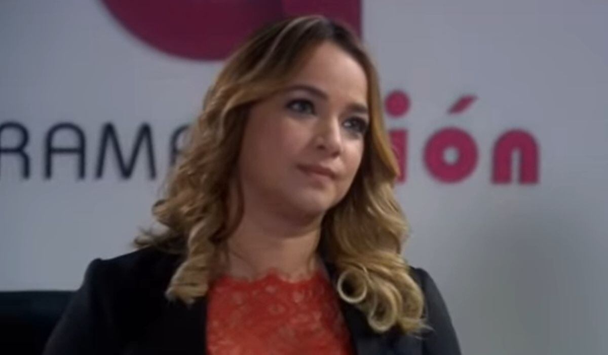 La cara de Carmen cuando le dice a Lucas que no quiere hacerle una prueba a su hijo para determinar si él es su padre. (Foto: Telemundo)