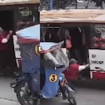 Cobradora cae de cúster en movimiento y muere arrollada