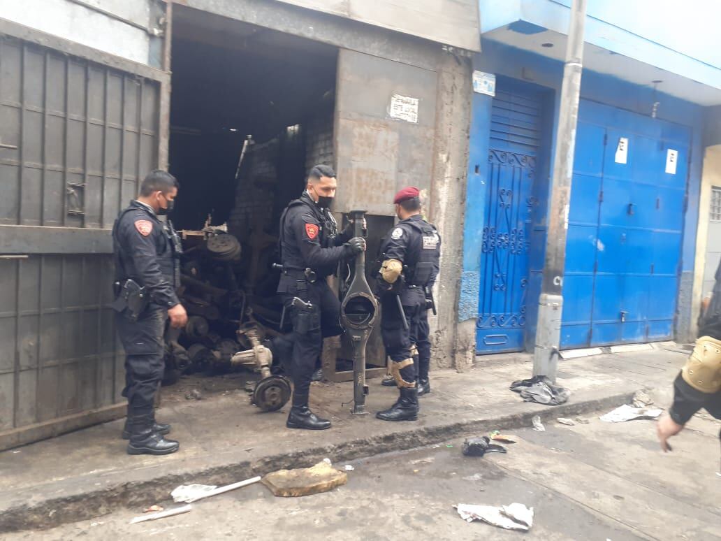 Policías del Escuadrón de Emergencia Centro intervinieron a presuntos miembros de la banda ‘Los Fierreros de San Jacinto’. (fotos: Mónica Rochabrum/Trome)