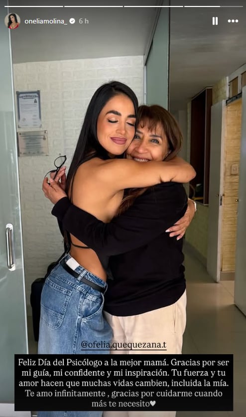 Onelia Molina felicita a su madre.