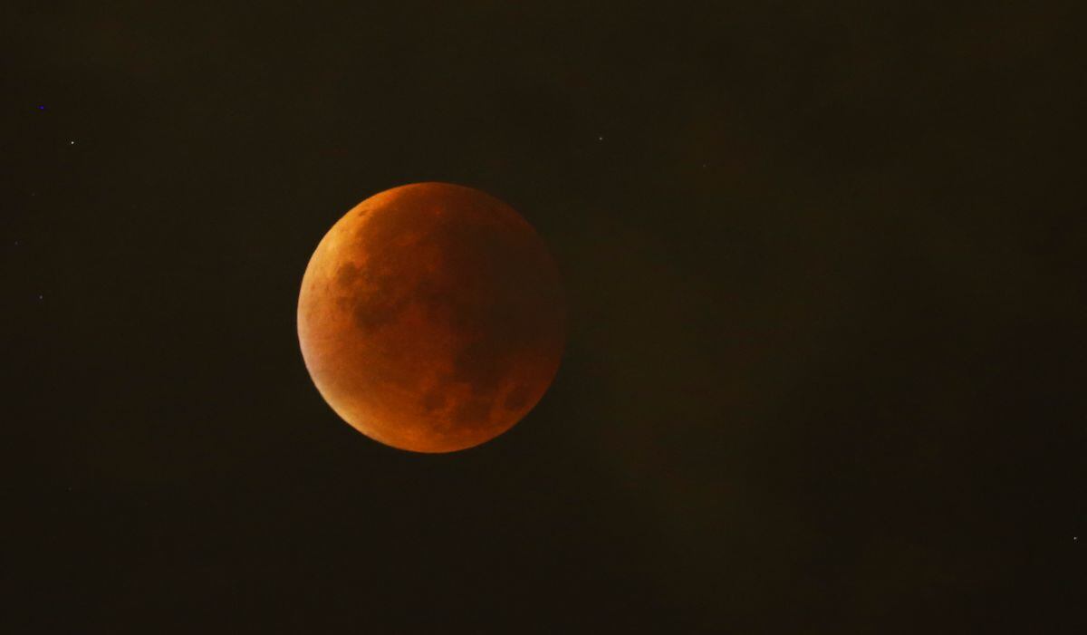 Una "superluna" roja por el eclipse total se ve en Niza, sureste de Francia, el 28 de septiembre de 2015 (Foto: Valery Hache / AFP)