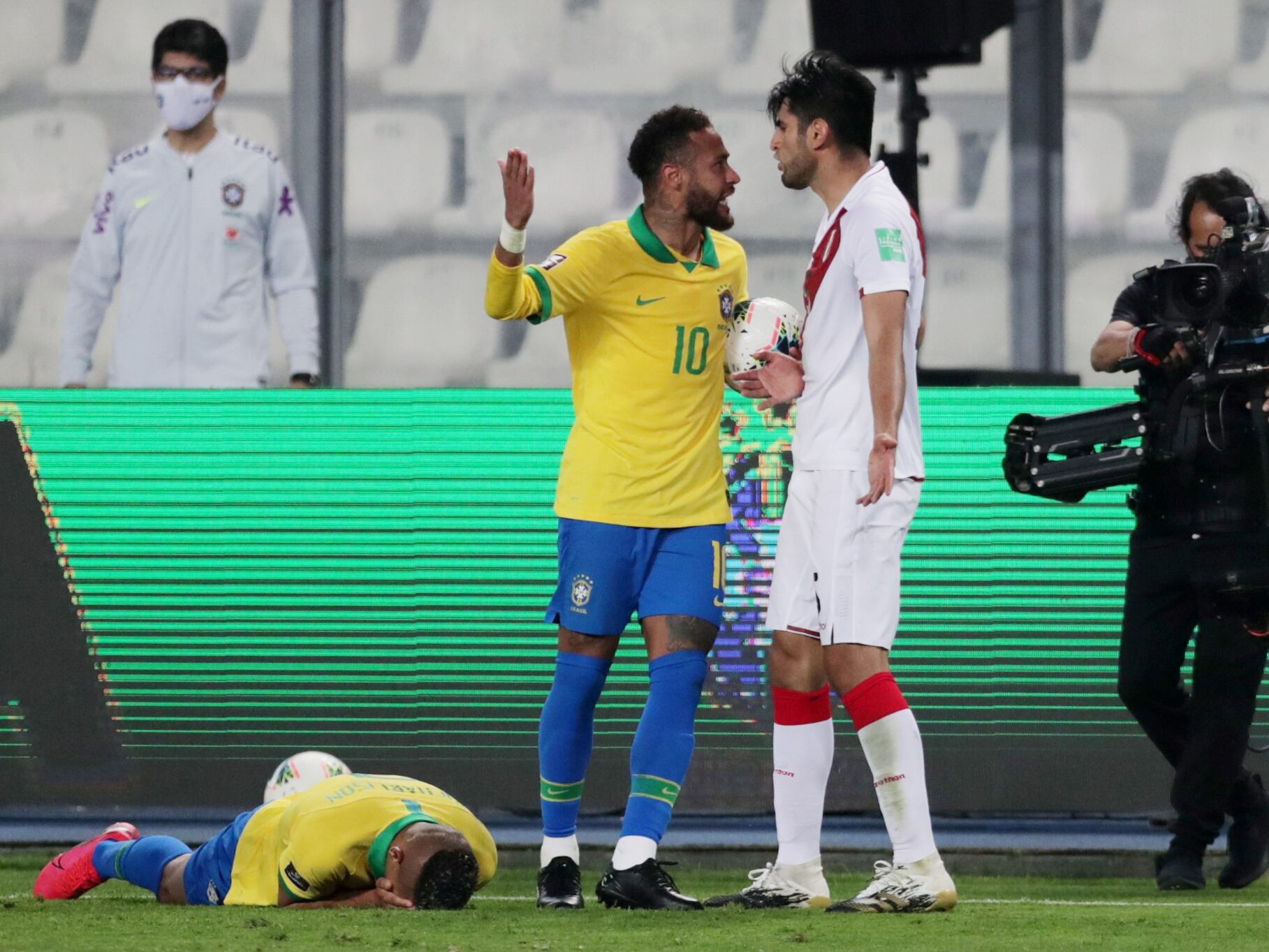 Soccer Football - World Cup 2022 South American Qualifiers - Peru v Brazil - Nacional Stadium, Lima, Peru - October 13, 2020 Brazil's Neymar clashes with Peru's Carlos Zambrano during the match REUTERS/Sebastian Castaneda/Pool