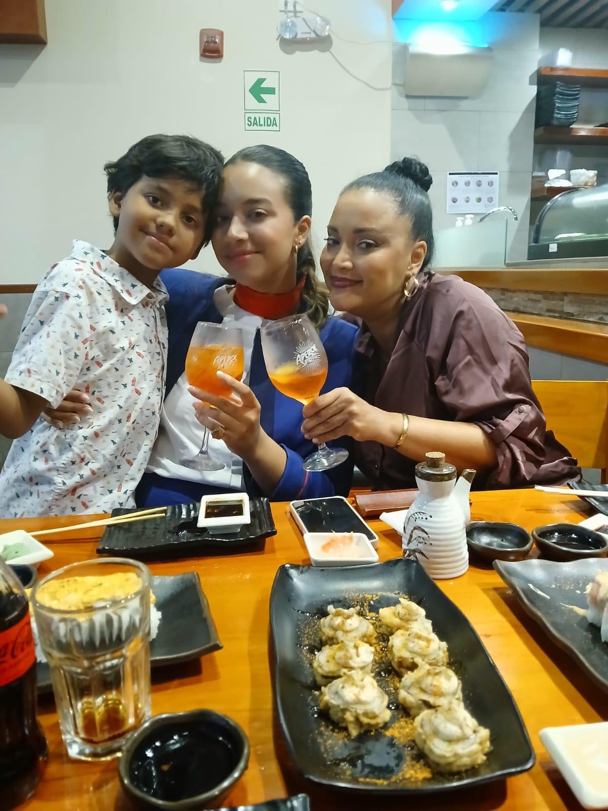 La artista junto a sus dos hijos. Foto: Facebook Mariella.