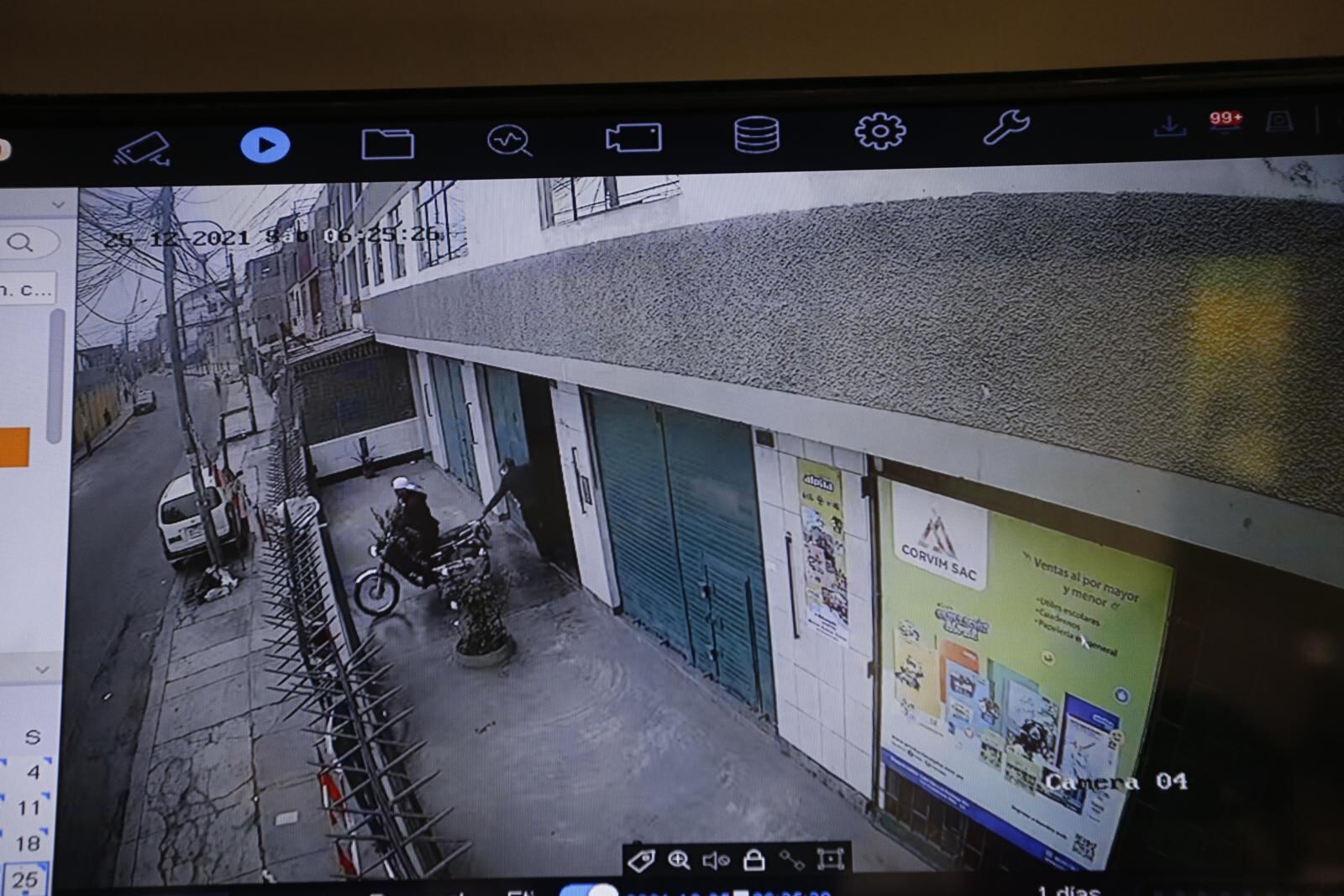 Momento en que el extranjero escapa con la moto lineal y arrastra al propietario de 83 años. | Captura de vídeo