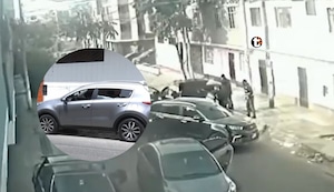 ¡Golpe tipo comando en SMP! Falsos policías con armas largas asaltan camioneta en plena mañana