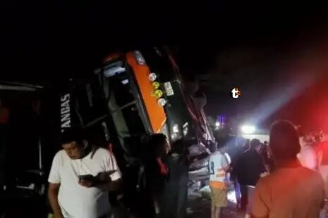 ¡Tragedia en la carretera! Bus que iba de Pucallpa a Lima se despista y deja 11 muertos y más de 20 herid...