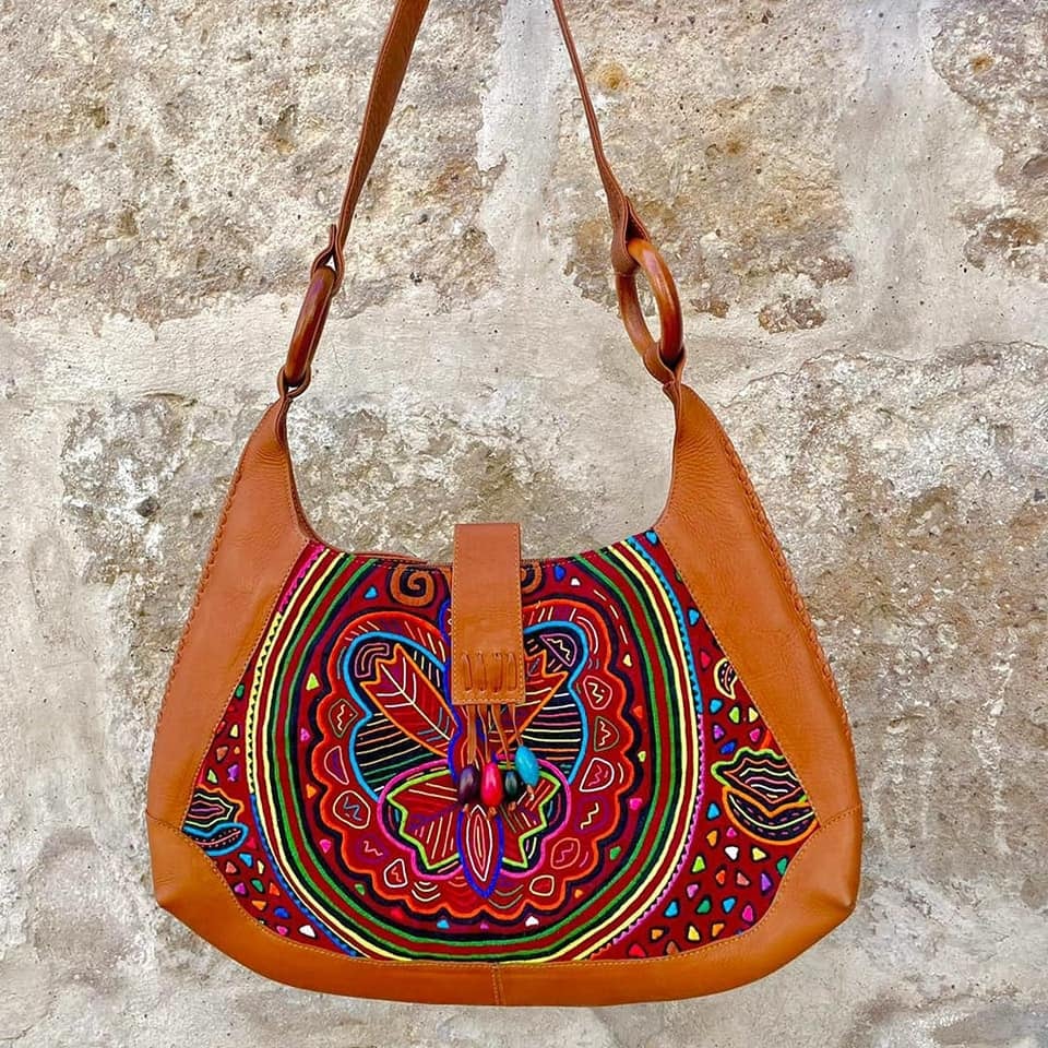 Desde pequeña Mirian recorría, junto a sus padres, los 32 distritos del Valle del Colca vendiendo de pueblo en pueblo los trajes típicos. (Foto: Facebook: @ArtesaniasdePeru)