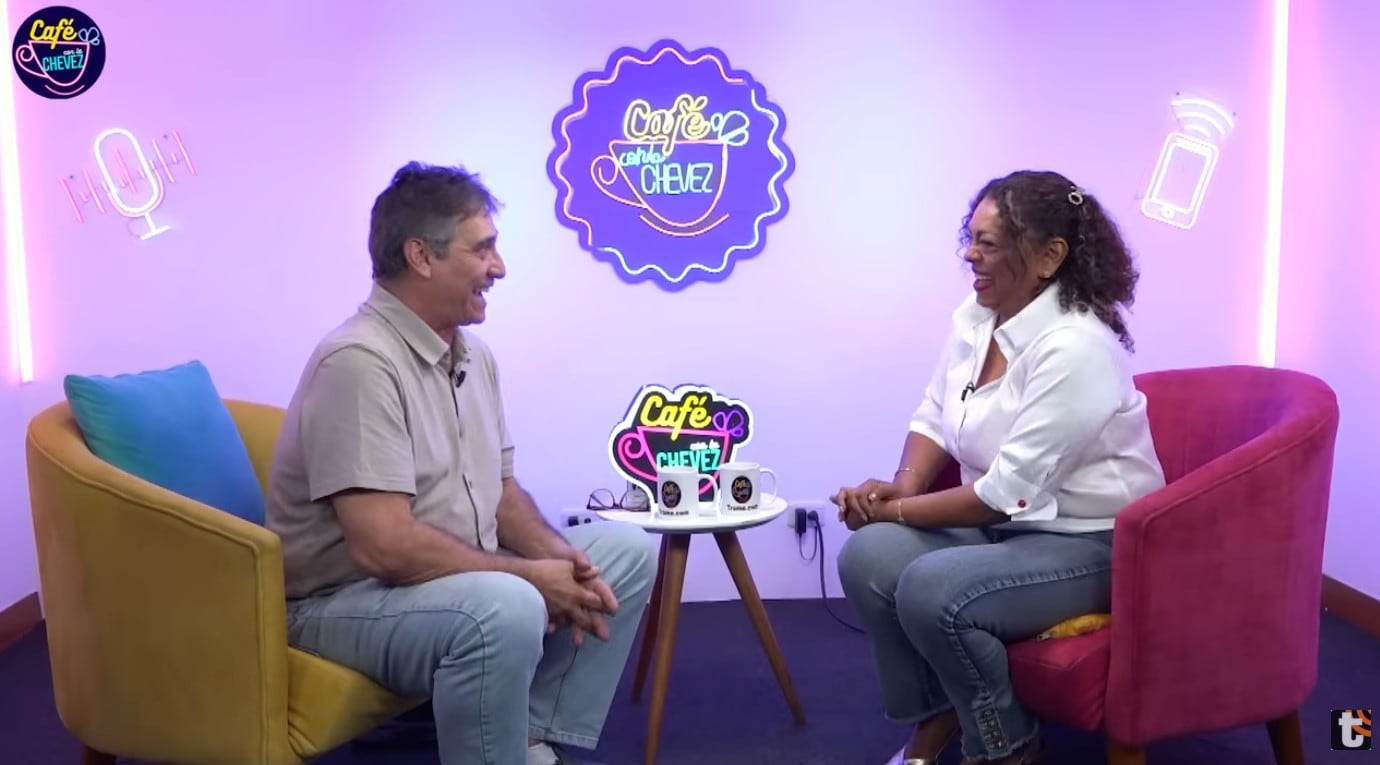 Guillermo Dávila en el podcast 'Café con la Chevez'.