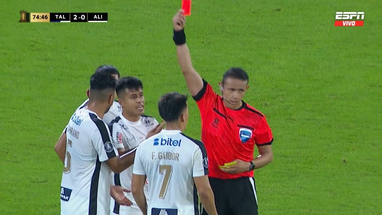 Carlos Zambrano se fue expulsado por doble amarilla en el partido de Alianza Lima vs. Talleres por Copa Libertadores.