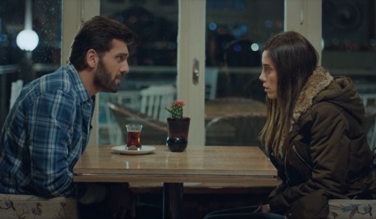 Ali le propone a Zeynep tener intimidad con ella para que no cuente que secuestró a Melek en "Madre" (Foto: MedYapım / MF Yapım)